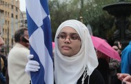 Βίντεο: Ξεχώρισε η σημαιοφόρος με τη μαντίλα στην Αθήνα - Φίλης: Ελλοχεύει καθημερινά ο φασισμός