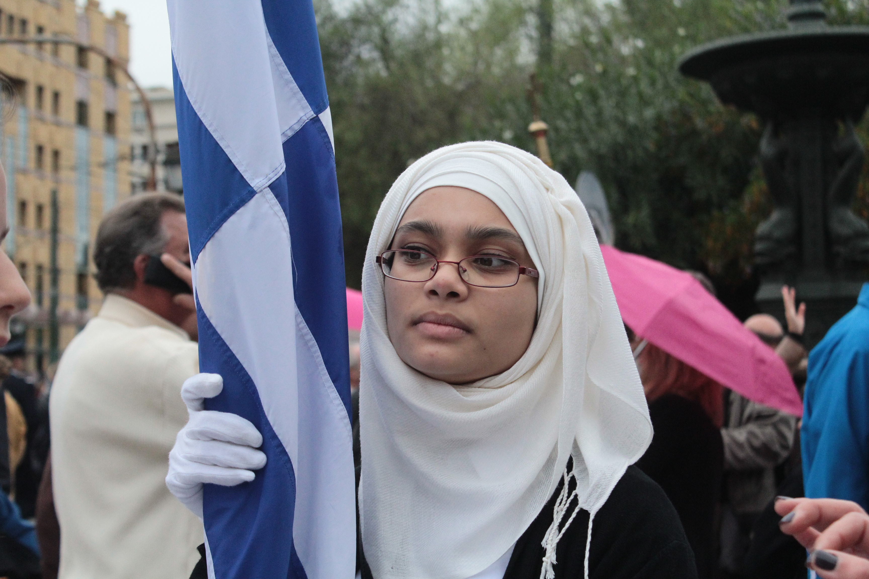 Βίντεο: Ξεχώρισε η σημαιοφόρος με τη μαντίλα στην Αθήνα - Φίλης: Ελλοχεύει καθημερινά ο φασισμός