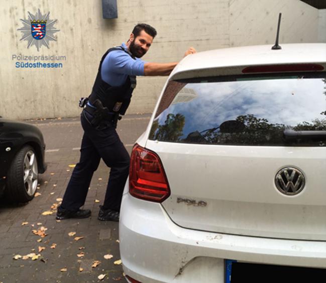 Γερμανία: Αστυνομικός μετέτρεψε αυτοκίνητο σε κούνια για να ηρεμήσει ένα μωρό