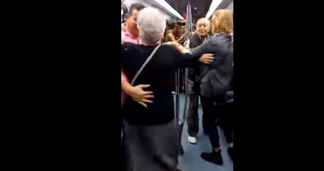 Viral βίντεο: Ηλικιωμένοι «τα σπάνε» στο μετρό χορεύοντας στους ρυθμούς ράπερ