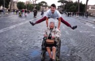 Ο Αντώνης έκανε μια μεγάλη έκπληξη στην 83χρονη γιαγιά του που δεν είχε ταξιδέψει εκτός Ελλάδας για μισό αιώνα