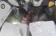 Βίντεο ΣΟΚ: Διασώστες στο Χαλέπι βγάζουν από τα συντρίμμια μικρό αγόρι