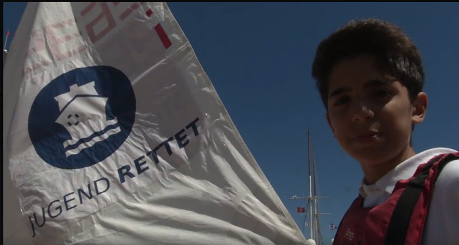 Νεαρός Έλληνας ιστιοπλόος ταξιδεύει γύρω από τη Λέσβο για τους πρόσφυγες