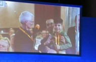 Η Μέρκελ διέκοψε ομιλία για να αγκαλιάσει προσφυγόπουλο από το Αφγανιστάν [βίντεο]