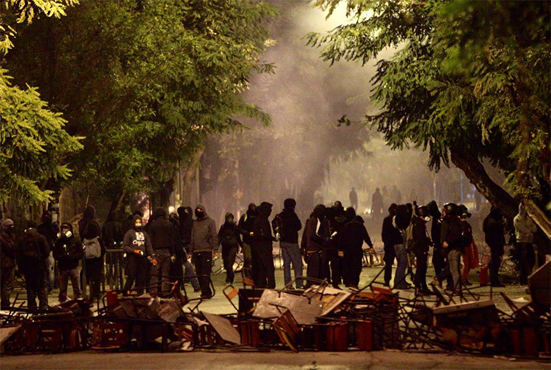 Έκαψαν την Αθήνα οι κουκουλοφόροι λόγω Πολυτεχνείου - Ανεξέλεγκτη η κατάσταση (Pics)