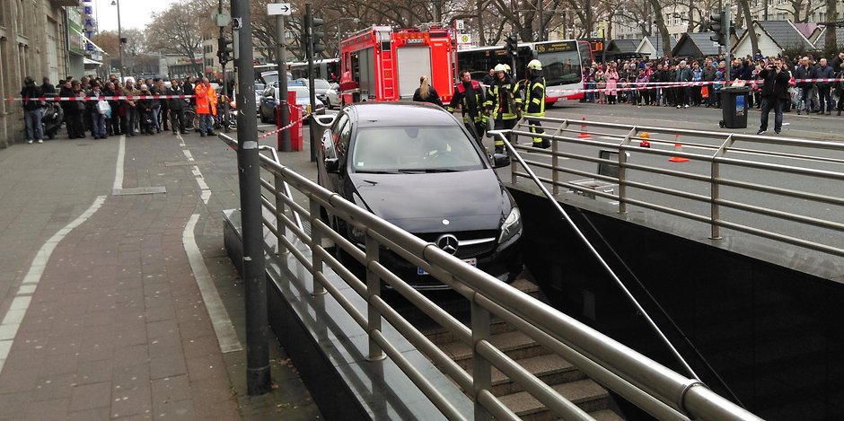 Köln: Οδηγός κατέβηκε τη σκάλα για την υπόγεια διάβαση του μετρό με το αυτοκίνητό του