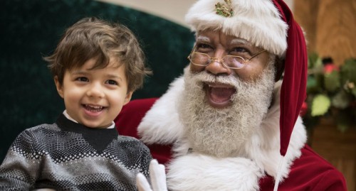 O πρώτος μαύρος Άγιος Βασίλης σε εμπορικό κέντρο των ΗΠΑ προκάλεσε ρατσιστικό παραλήρημα