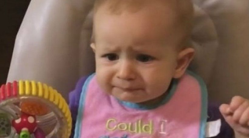 Οι επικές αντιδράσεις ενός μωρού που τρώει γιαούρτι και μπρόκολο