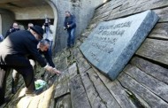 Οργή για αναμνηστική πλάκα με φιλοναζιστικό σύνθημα κοντά στο «κροατικό Άουσβιτς»
