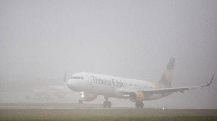 Εικόνες: Χάος στα βρετανικά αεροδρόμια λόγω ομίχλης
