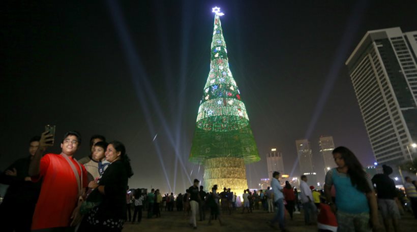 Που βρίσκεται το ψηλότερο χριστουγεννιάτικο δέντρο στον κόσμο με ύψος 73 μέτρων;