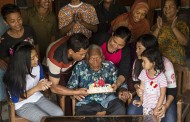 Είναι αυτός ο γηραιότερος άνθρωπος στον πλανήτη; Ινδονήσιος έσβησε 146 κεράκια!