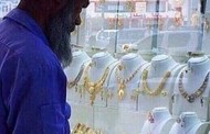 Κορόιδευαν καθαριστή που κοίταγε χρυσά κοσμήματα -Χρήστης του Twitter τον γέμισε δώρα, μέλι, ρύζι και iPhone 7 [εικόνες]