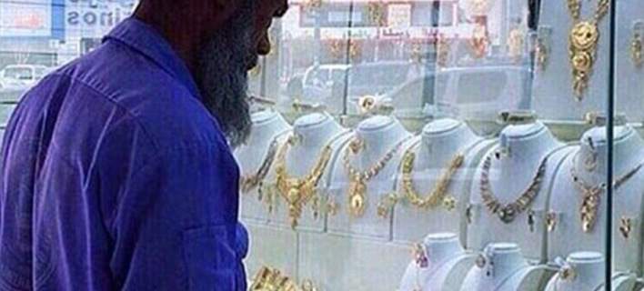 Κορόιδευαν καθαριστή που κοίταγε χρυσά κοσμήματα -Χρήστης του Twitter τον γέμισε δώρα, μέλι, ρύζι και iPhone 7 [εικόνες]