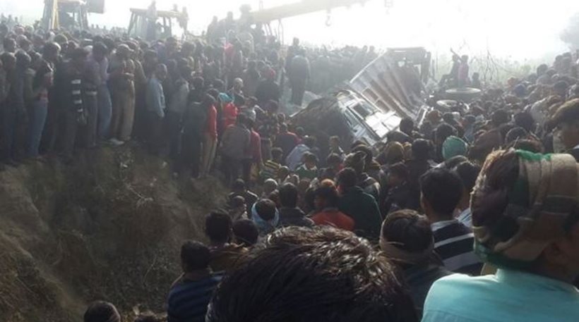 Τραγωδία στην Ινδία: 25 παιδιά νεκρά από σύγκρουση σχολικού λεωφορείου με φορτηγό (Vid)
