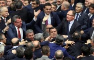 Ξύλο στην τουρκική Βουλή για τη συνταγματική αναθεώρηση που θα κάνει «σουλτάνο» τον Ερντογάν