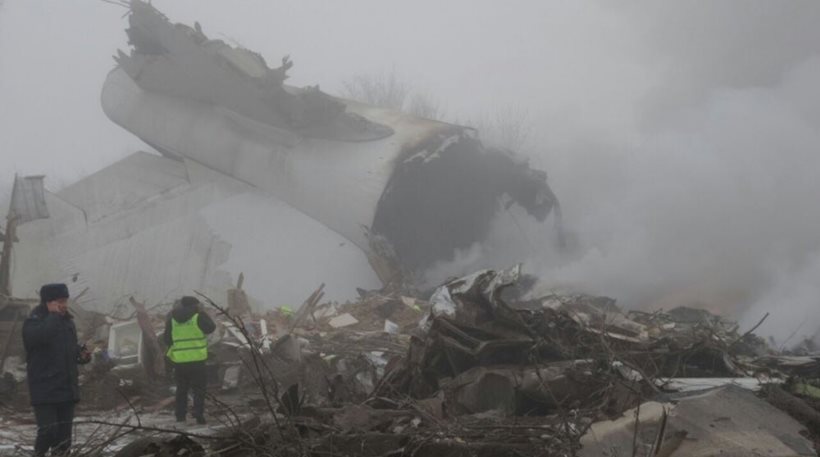 Τραγωδία: Αεροσκάφος συνετρίβη πάνω σε σπίτια - 37 οι νεκροί