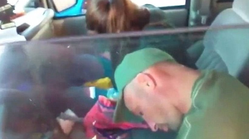Ζευγάρι λιποθύμησε από ναρκωτικά στο αυτοκίνητο - Τα δύο μωρά τους ήταν στο πίσω κάθισμα!