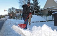Γερμανία: Υποχρέωση καθαρισμού χιονιού – Πώς μπορεί να μεταφερθεί στους ενοικιαστές