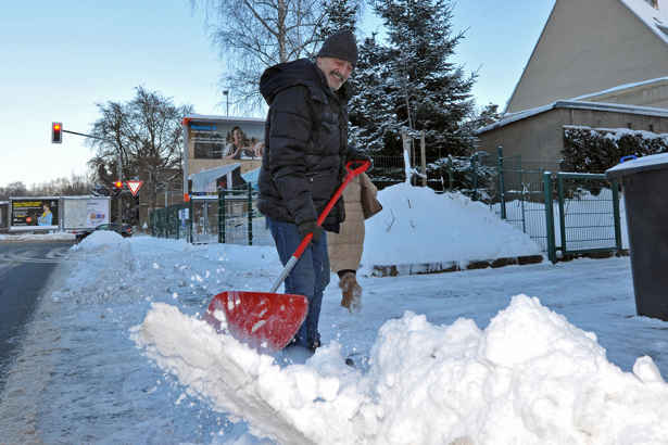 Γερμανία: Υποχρέωση καθαρισμού χιονιού – Πώς μπορεί να μεταφερθεί στους ενοικιαστές