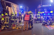 NRW: Σοβαρό ατύχημα με φορτηγό που έπεσε πάνω σε σταθμευμένο φορτηγό – Νεκρός ο οδηγός