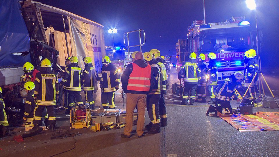 NRW: Σοβαρό ατύχημα με φορτηγό που έπεσε πάνω σε σταθμευμένο φορτηγό – Νεκρός ο οδηγός