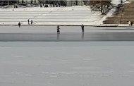 München: Απίστευτο - Βιντεοσκοπούν και γελούν με ζευγάρι που πέφτει στον πάγο αντί να βοηθήσουν!