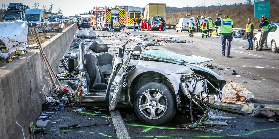 Köln: Τρομερό ατύχημα – Οδηγός έχασε τη ζωή του κατά την σύγκρουση με όχημα που κινούνταν αντίθετα
