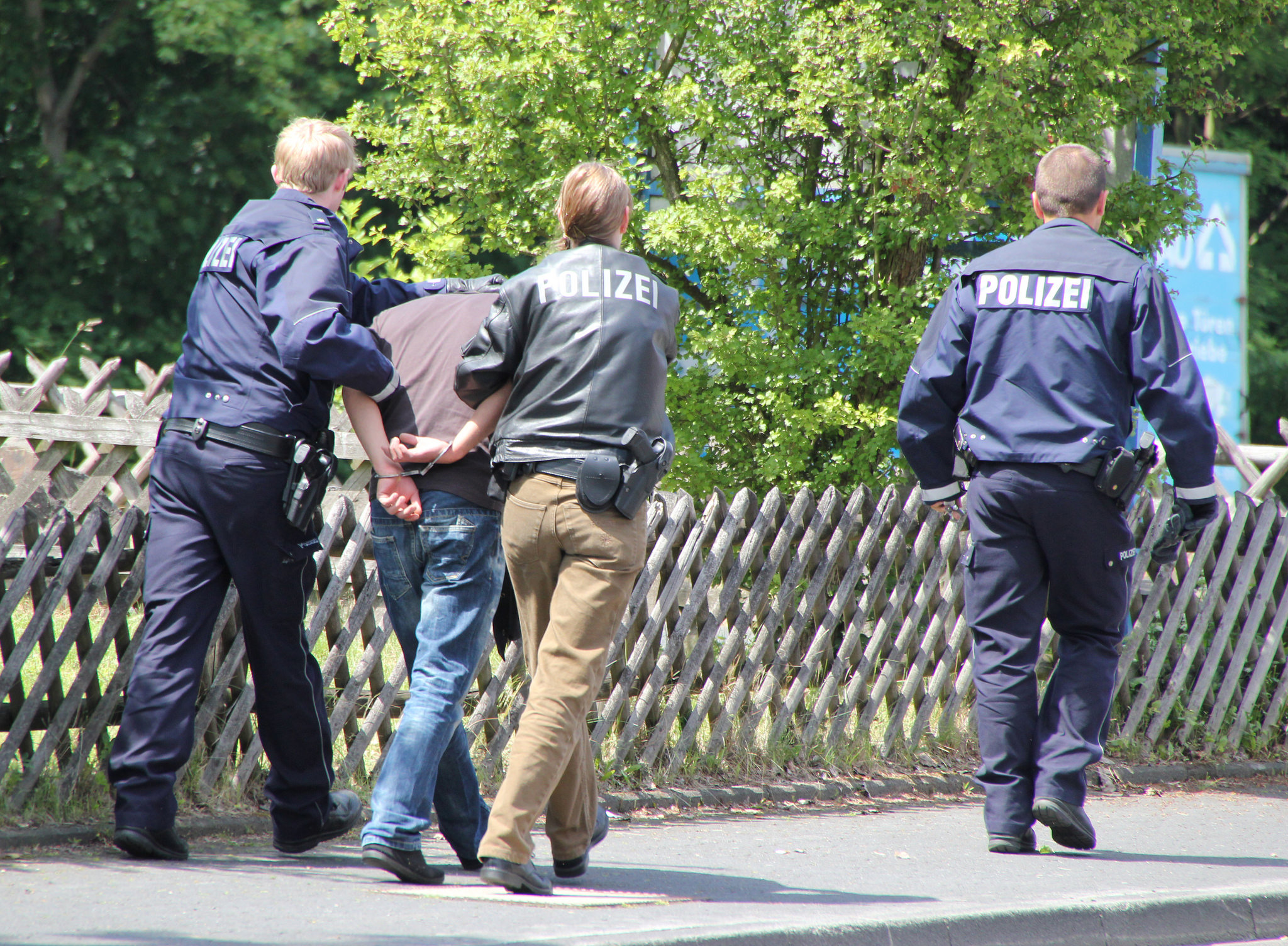NRW: Η αστυνομία συνέλαβε τρεις καταζητούμενους – Μεταξύ τους και μία Ελληνίδα