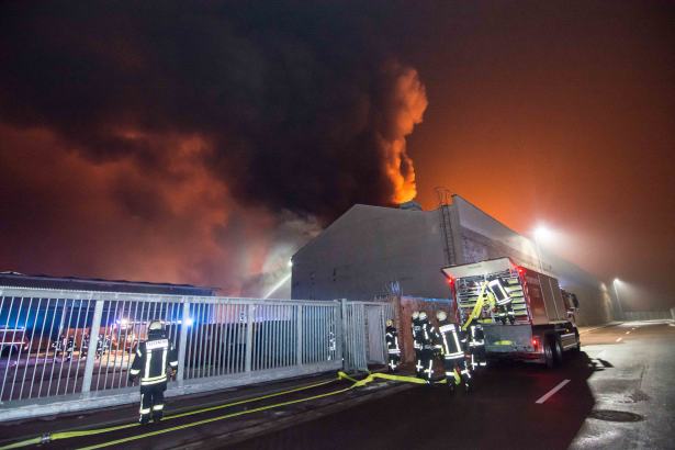 Μεγάλη πυρκαγιά στο Magdeburg – Προειδοποίηση να κλείσουν τα παράθυρα οι κάτοικοι