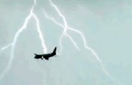 Βίντεο: Κεραυνός χτυπά αεροσκάφος στον αέρα (Vid)