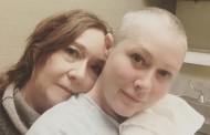 H Shannen Doherty πετά το μαντήλι της χημειοθεραπείας και γιορτάζει τα καινούρια μαλλιά της