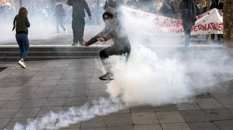 Γαλλία: Επεισόδια στις μαζικές διαδηλώσεις κατά της αστυνομικής βίας