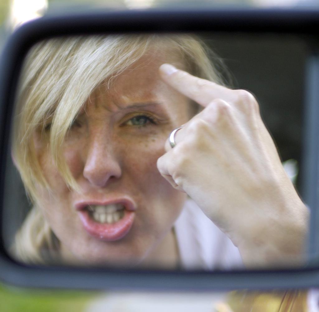 Γερμανία: Οδηγείτε αλλά έχετε εκνευριστεί κι αρχίζετε να βρίζετε! Γνωρίζετε ότι απειλείστε με πρόστιμα; Δείτε τι ισχύει