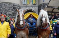 Köln: Ατύχημα κατά τη διάρκεια του Rosenmontagszug – Σωριάστηκε άλογο και τραυματίστηκε ο αναβάτης