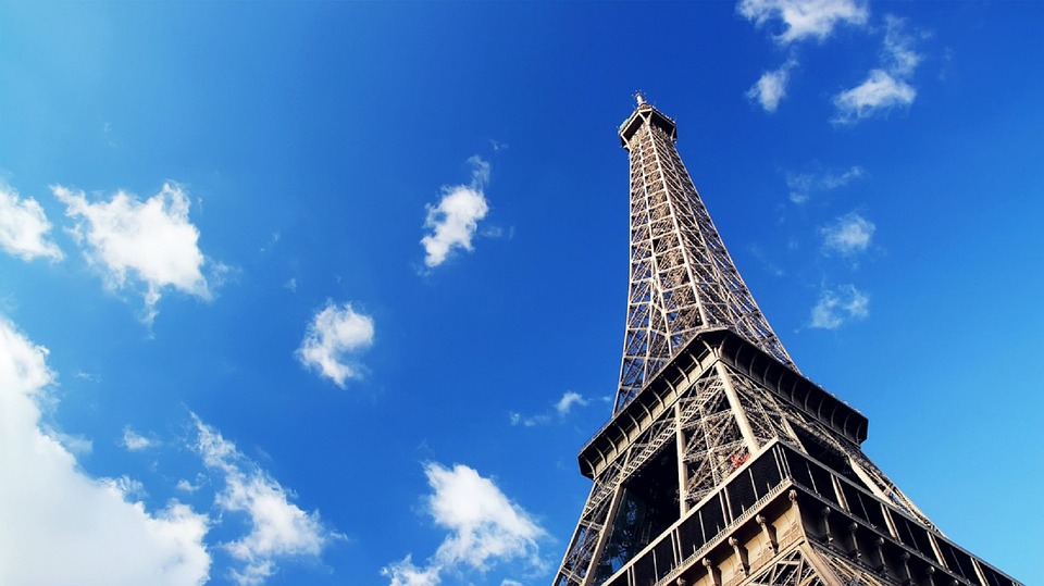 Παρίσι: «Εχασε» 1,5 εκατομμύριο τουρίστες και 1,3 δισ. ευρώ μετά τα τρομοκρατικά χτυπήματα