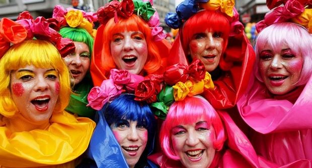 Το θηλυκό καρναβάλι που άλλαξε το Σάλκε - ΠΑΟΚ