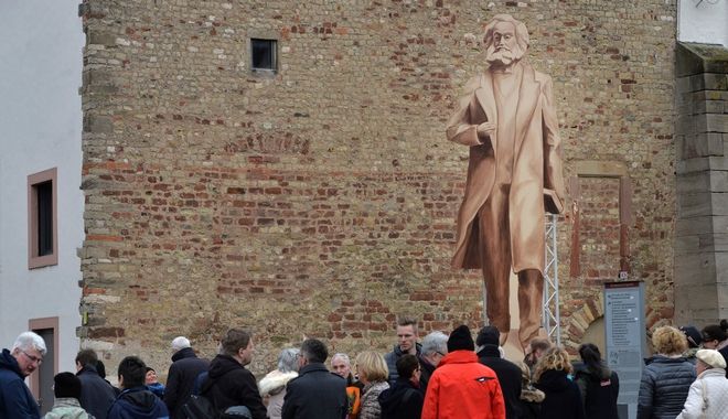 Γερμανία: Διχάζει η δωρεά ενός πελώριου αγάλματος του Μαρξ από την Κίνα