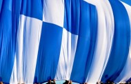 Κυματίζει από το πρωί στη Χίο η γιγαντιαία ελληνική σημαία