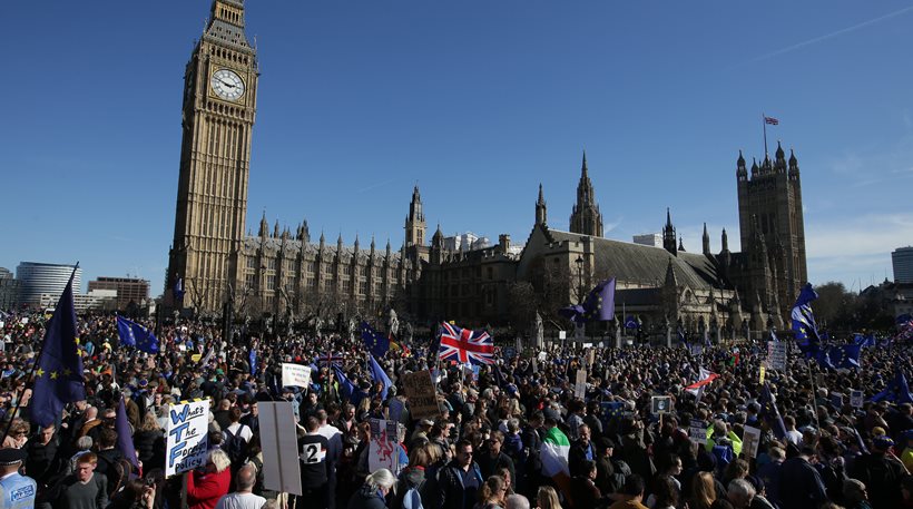Στους δρόμους του Λονδίνου χιλιάδες Αγγλοι εναντίον του Brexit