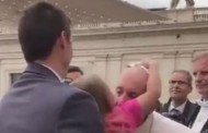 Το viral βίντεο της ημέρας: Χαριτωμένη πιτσιρίκα «κλέβει» το καπέλο του Πάπα την ώρα που τη φιλάει