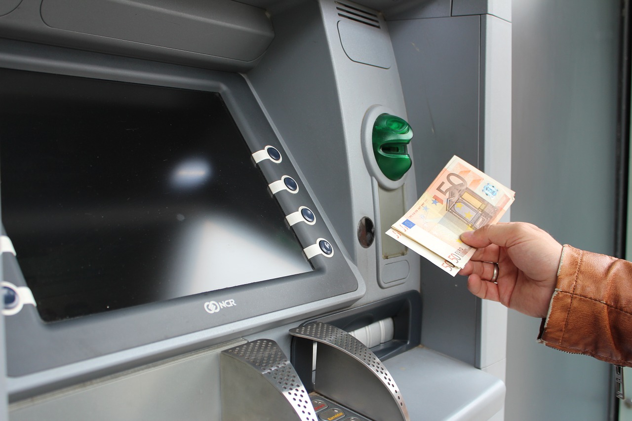 Γερμανία: Έκπληξη για πολλούς πελάτες των τραπεζών – Τι αλλάζει κατά την ανάληψη χρημάτων;