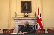 Brexit: Η Τερέζα Μέι υπέγραψε το έγγραφο εξόδου της Βρετανίας από την ΕΕ