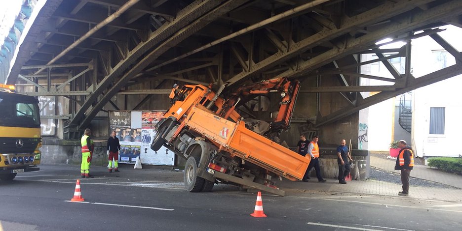 Köln: Φορτηγό σφήνωσε σε γέφυρα