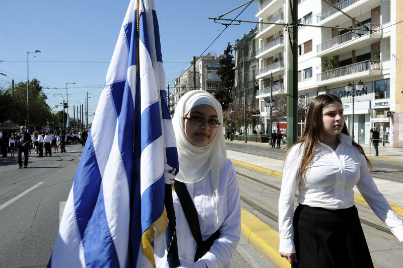Μαθητική Παρέλαση στην Αθήνα - Η σημαιοφόρος με τη μαντίλα που ξεχώρισε (φωτογραφίες)