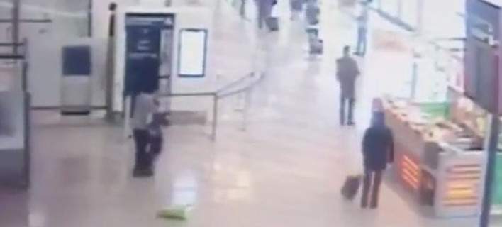 Βίντεο ντοκουμέντο: Η στιγμή της επίθεσης στο αεροδρόμιο Ορλί -Αρπαξε από τον λαιμό τη στρατιωτικό