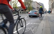 Γερμανία: Το αυτοκίνητο ως εμπόδιο σε ποδηλατόδρομο! Ποιος ευθύνεται όταν παρακωλύεται η κυκλοφορία;