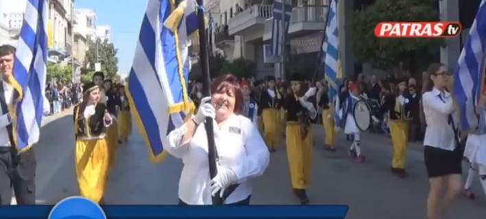 Η σημαιοφόρος που έκλεψε τις εντυπώσεις στην παρέλαση της Πάτρας: 50χρονη μητέρα τριών ενήλικων παιδιών [βίντεο]