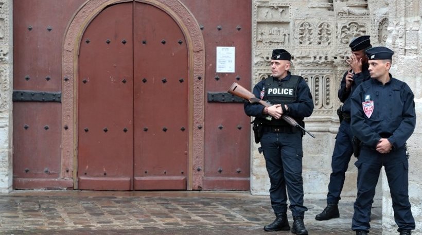 Γαλλία: Συνελήφθη άνδρας που απειλούσε μέσα σε εκκλησία