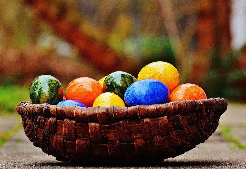 Από τα χρωματιστά αυγά στους ιππότες με φράκο - Έθιμα και παραδόσεις του γερμανικού Πάσχα